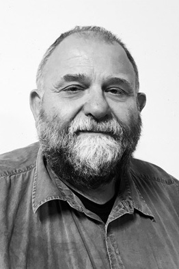 Über 45 Jahre Berufserfahrung im Bereich EDM machen Martin Silmann zum Urgestein unserer Firma. Sein einzigartiger Erfahrungsschatz und tiefgreifendes Fachwissen ermöglichen es uns, Herausforderungen zu meistern, von denen andere nicht einmal wissen, dass sie existieren