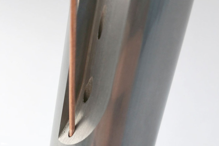 Bohrung mit schrägem Eintrittswinkel gefertigt auf einer 5-Achs Erodiermaschine von AGEMA