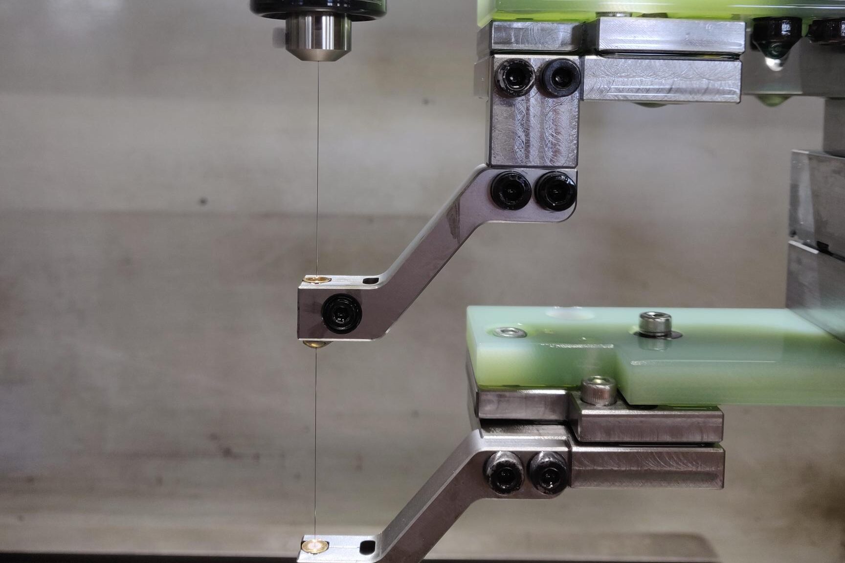 Doppelführung für erhöhte Präzision und Prozesssicherheit beim Bohrerodieren