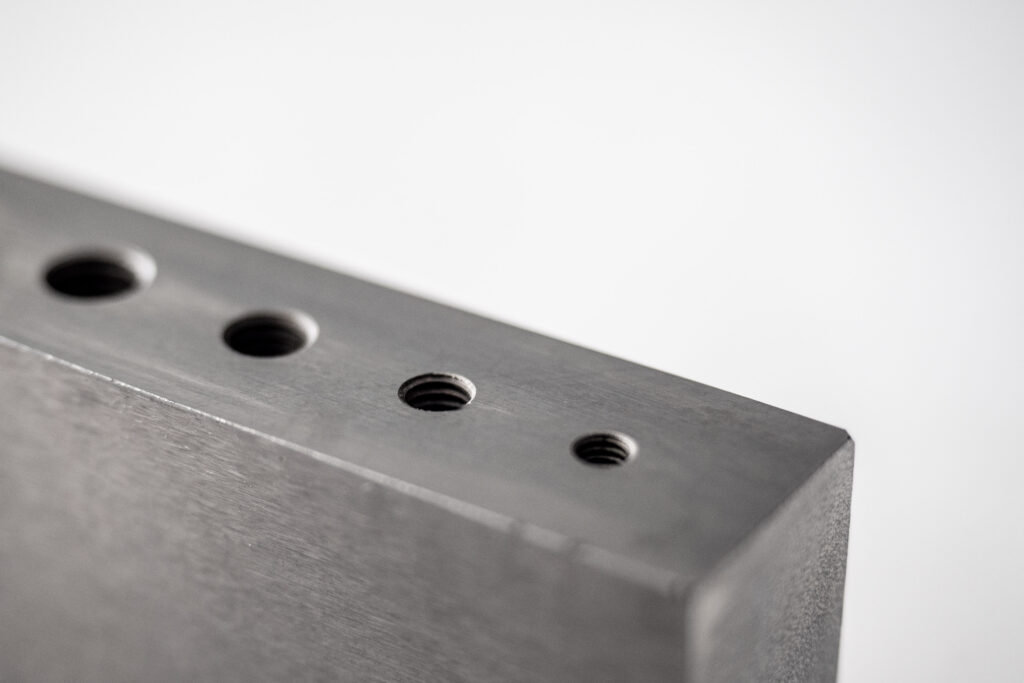 Erodierte Gewindebohrungen in Edelstahl