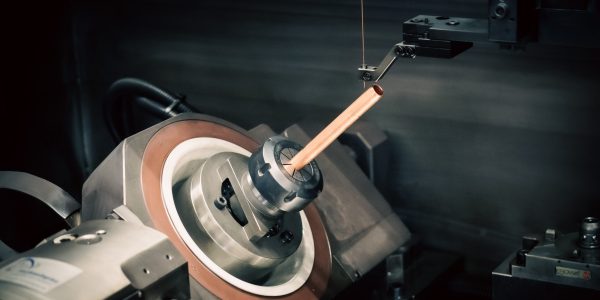 Die Dreh-Schwenkachse macht die Maschine zu einer vollwertigen 5-Achs Bohrerodiermaschine