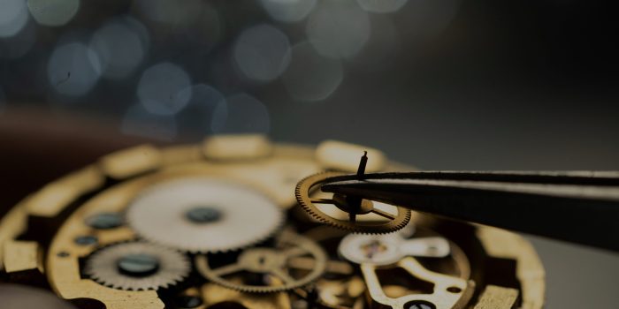 Uhrmacher bei der Montage eines Uhrwerks